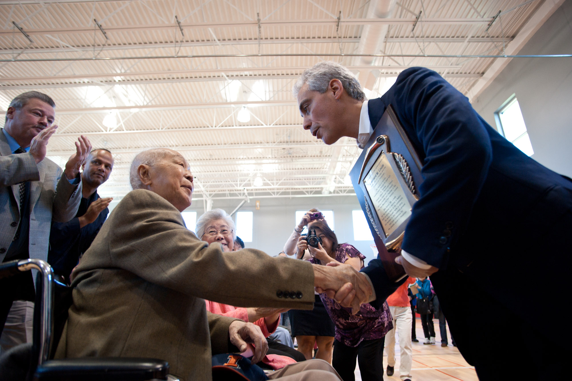 Mayor Rahm Emanuel presents a plaque to community leader Leonard Louie for his lifetime of service to the Chinatown community.